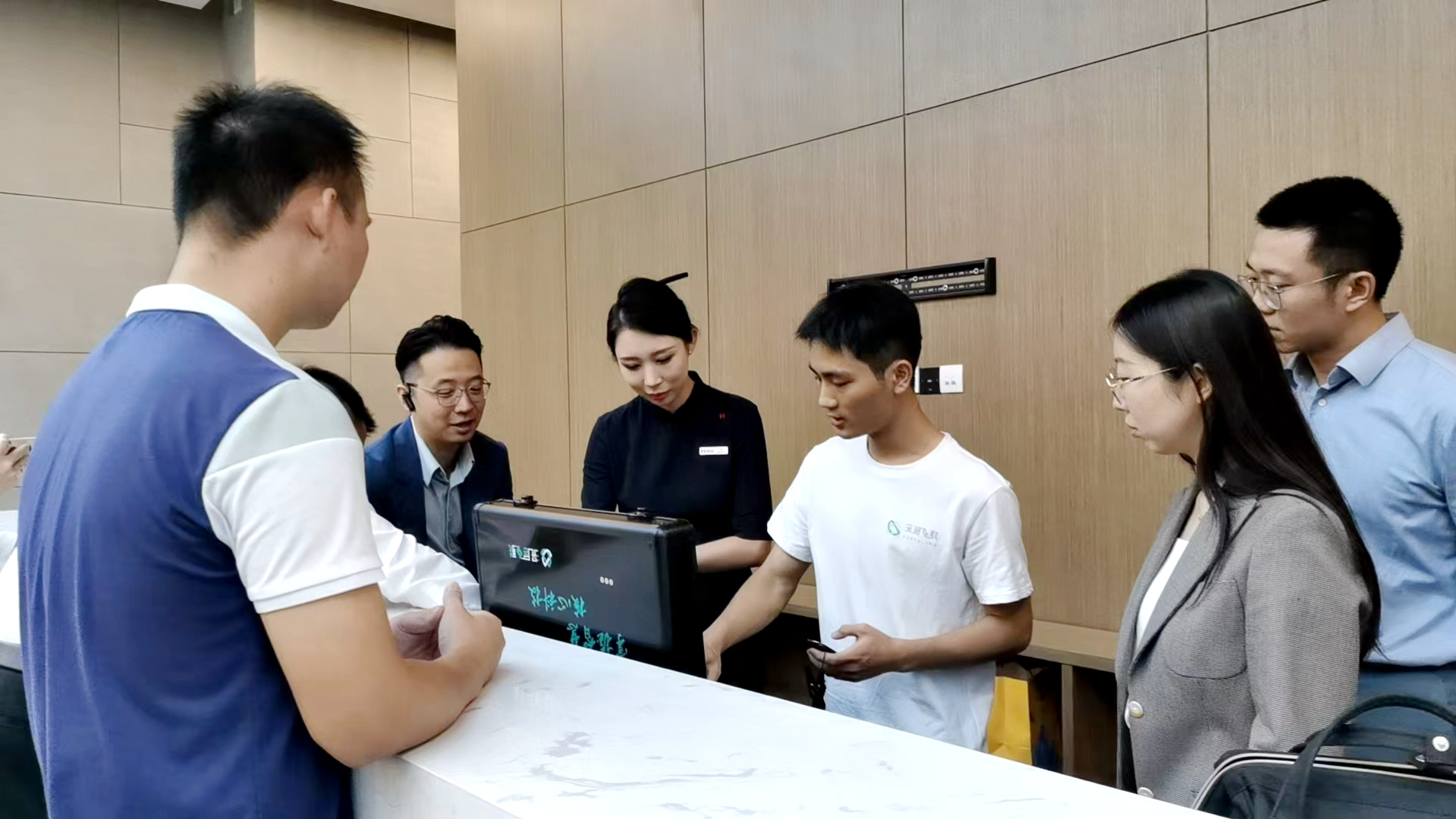 总部时间:认真介绍和试戴