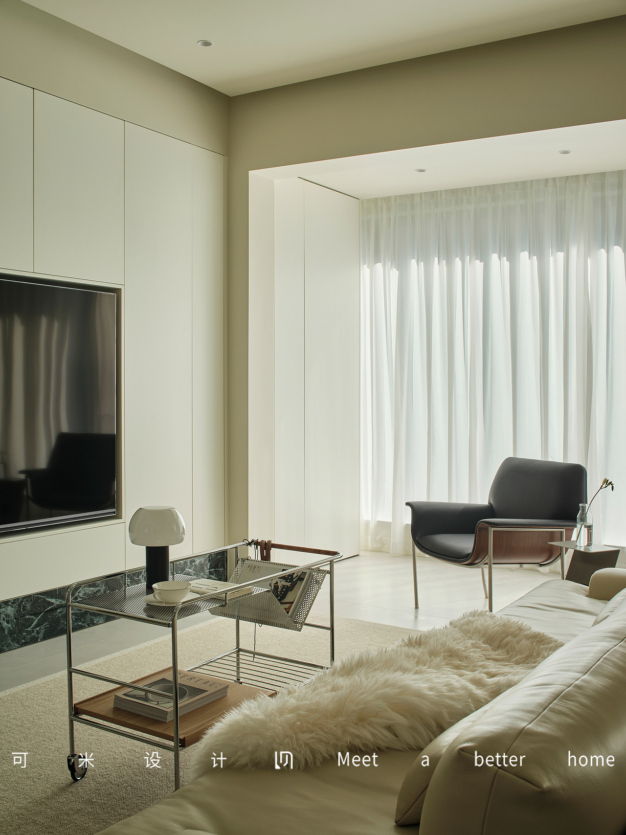 阳台作为客厅的延伸,在此添置一把黑色的真皮休闲椅,再搭配上一个灵活置物的小边几,便可打造出一个舒适且安逸的阳台阅读空间,轻松享受惬意的独处时光。