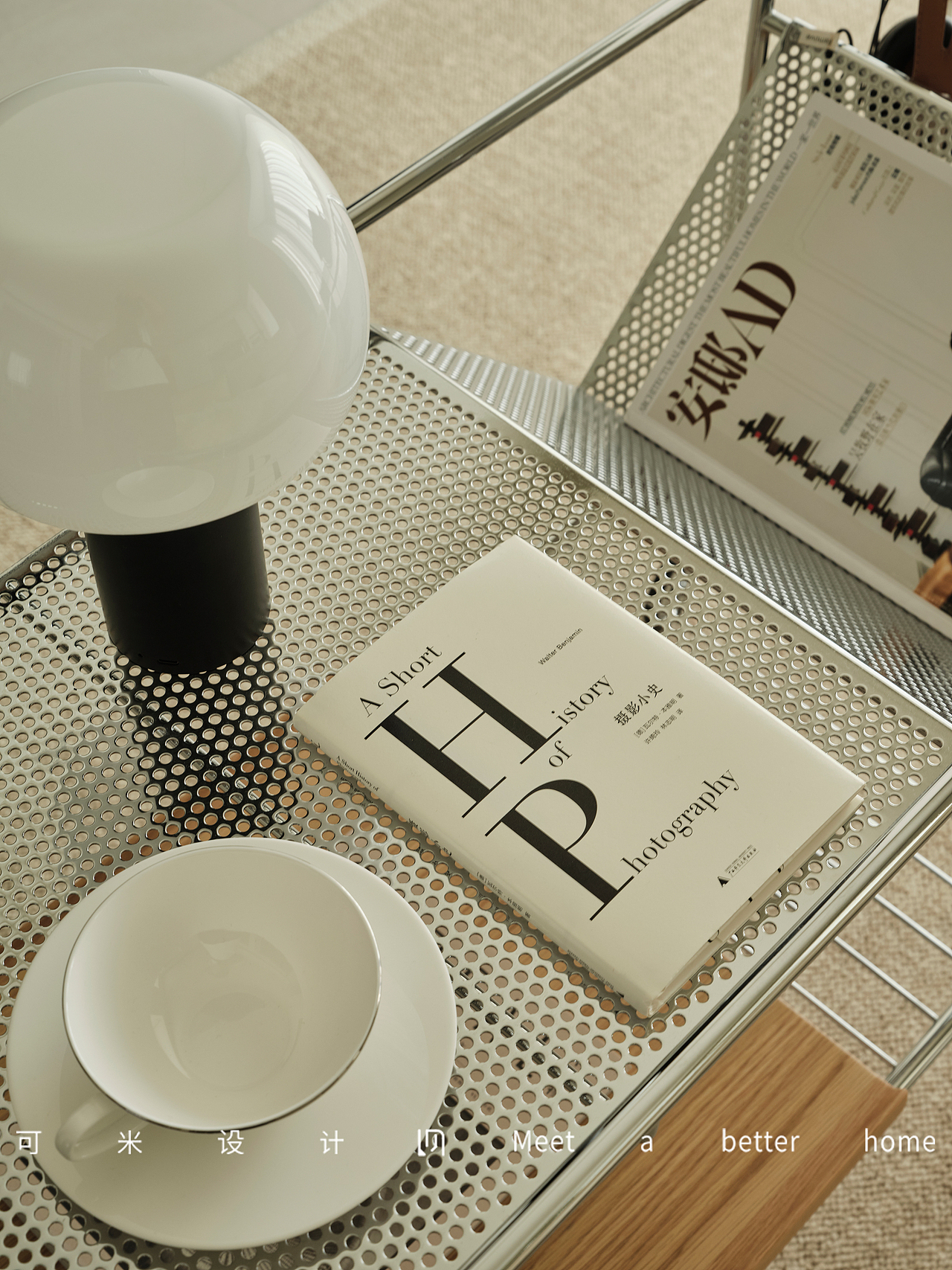 布置一款不锈钢的小推车茶几,涵盖了多种收纳功能,将生活物件有序集合,可以方便地在室内移动,根据需要随时调整位置,展现了现代设计美学的精致与个性。