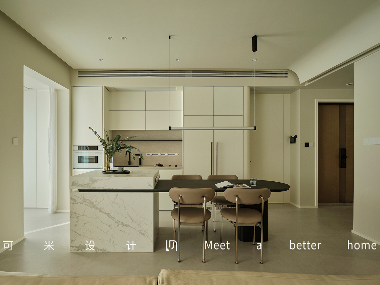 开放式的布局使得餐厅与西厨之间没有明显的界限,空间变得更加通透,视觉上也显得更加宽敞,拓展出各种就餐与操作功能,实现家居整体美观与功能之间的平衡,既满足日常简单的烹饪,又是一个与家人朋友欢乐互动的绝佳场所,兼具大量储物功能。