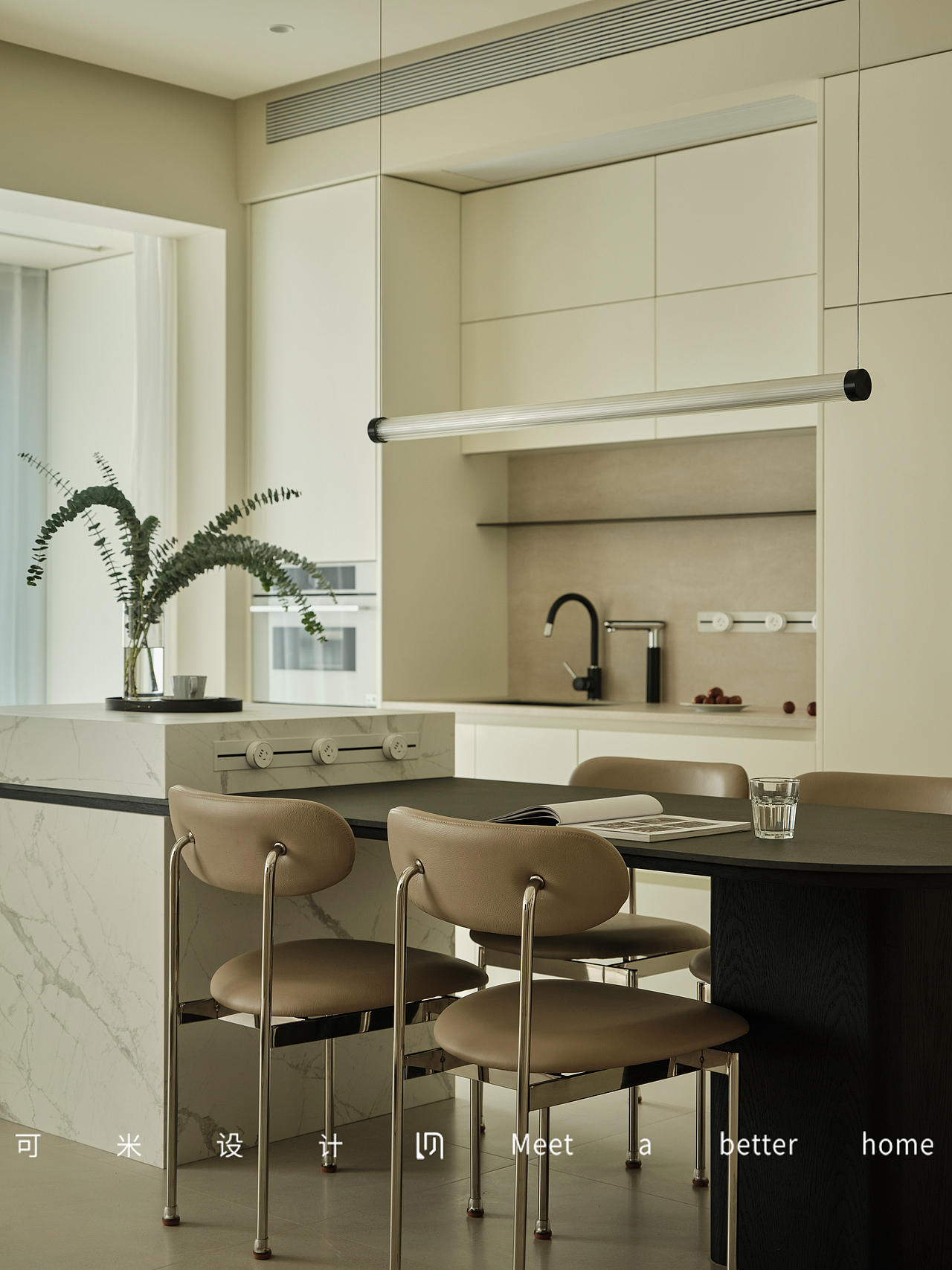一字吊灯作为餐桌上方的照明,能够成为空间的视觉焦点,其简约的线条感,能够增加空间的层次感,使餐厅区域更加突出和醒目。石材的岛台+餐桌,不仅提升了空间的质感,也赋予了餐厅一种自然、温润的气息。融入弧形元素的餐桌和餐椅,线条更加柔和流畅,给人一种优雅而温馨的感觉,也为用餐场景带来了更高的舒适度和品位。
