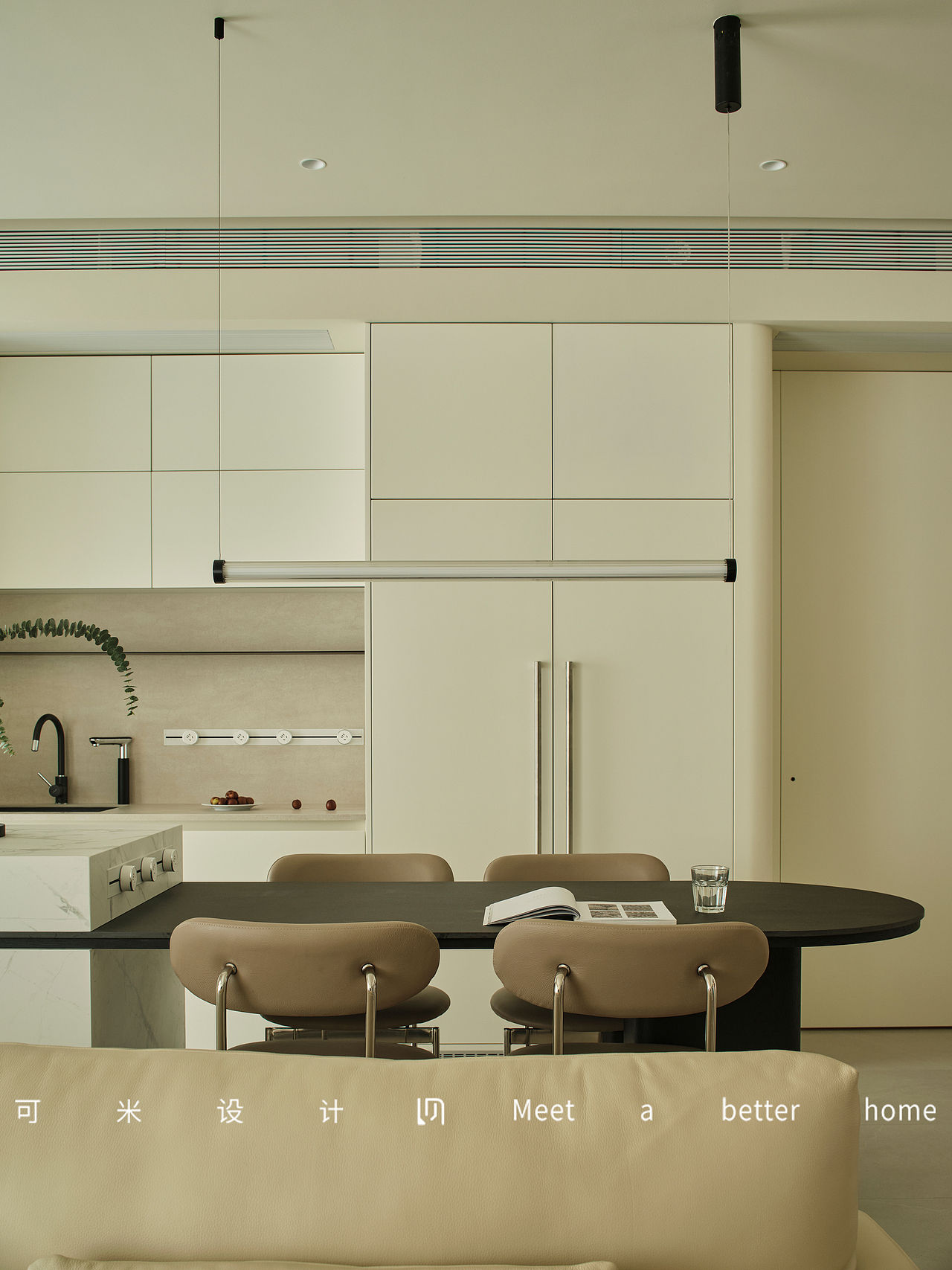 通过精心定制的柜体布局,将蒸烤箱、水吧台、嵌入式冰箱等设备巧妙融合在一起,提升整个餐厅空间的美观度和实用性。