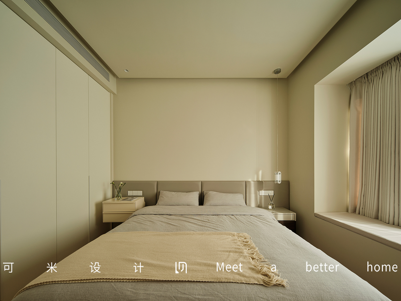 卧室内,色彩被精心节制,不着一丝多余的彩色,仿佛是大自然中最纯净的空气,让人心灵得以彻底净化,酝酿出一种超脱尘嚣的宁静与雅致。无靠背床+定制软包的设计,进一步优化空间利用,使得空间视觉效果更加通透,简洁大方的布置能够为卧室增添一份温馨的现代美感。床头悬挂的玻璃小吊灯能够产生柔和而温馨的光线,为卧室营造出一种宁静、舒适的氛围。通过不同高度的床头柜组合,可以为卧室增添视觉上的层次感;米色与灰色的搭配,既保持了色彩的统一性,又形成了温和的对比,营造出和谐而富有变化的视觉效果。
