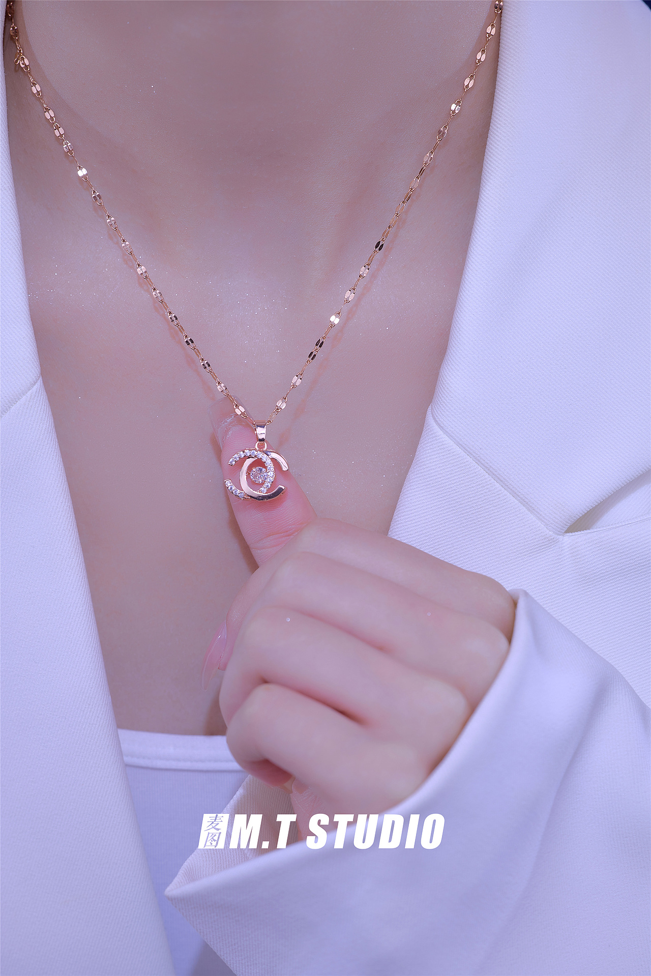 一组有光泽感的项链