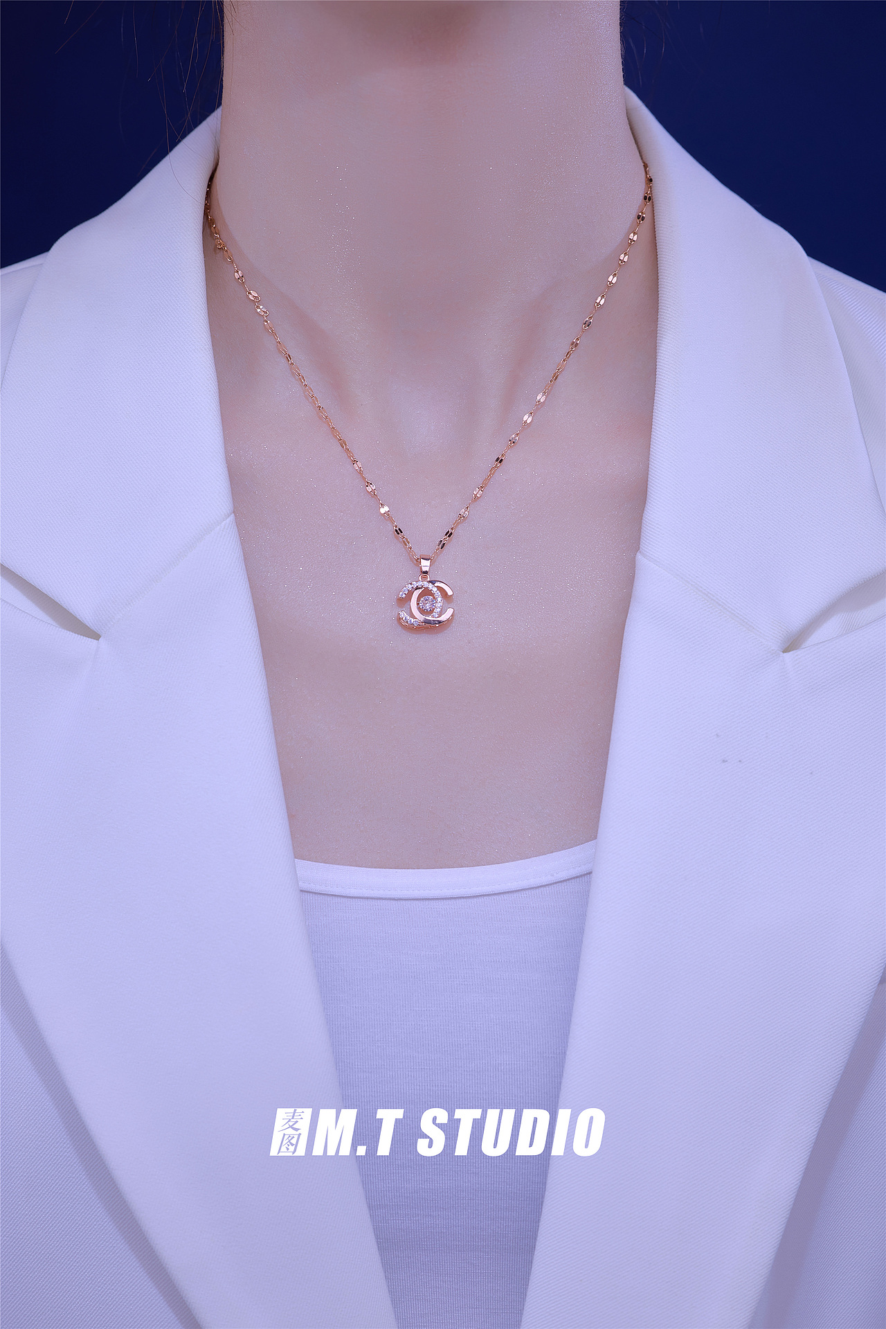 一组有光泽感的项链