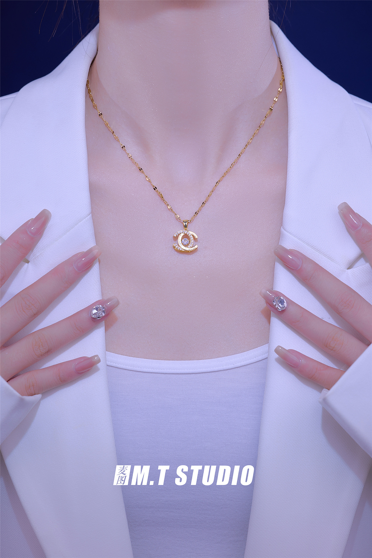 一组有光泽感的项链