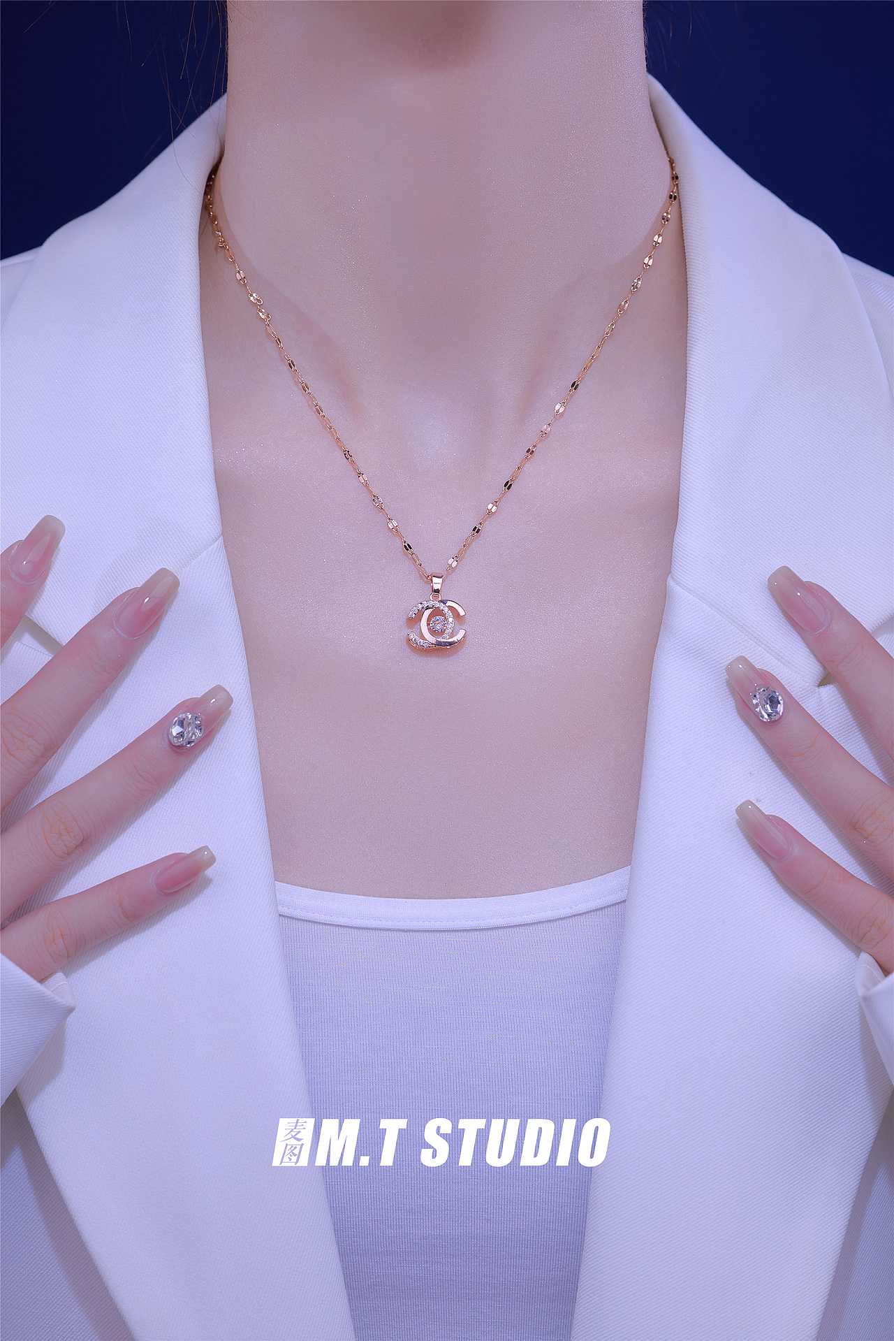 一组有光泽感的项链