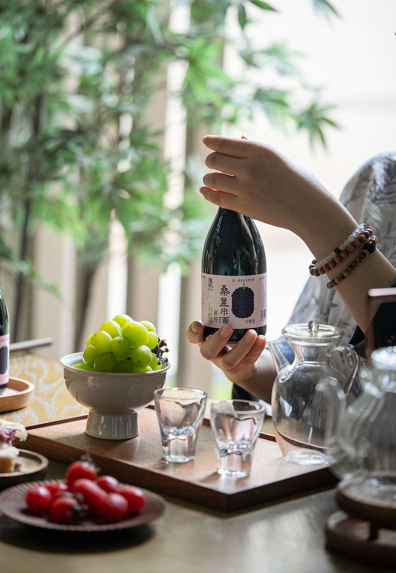 朋友欢聚微醺下午茶