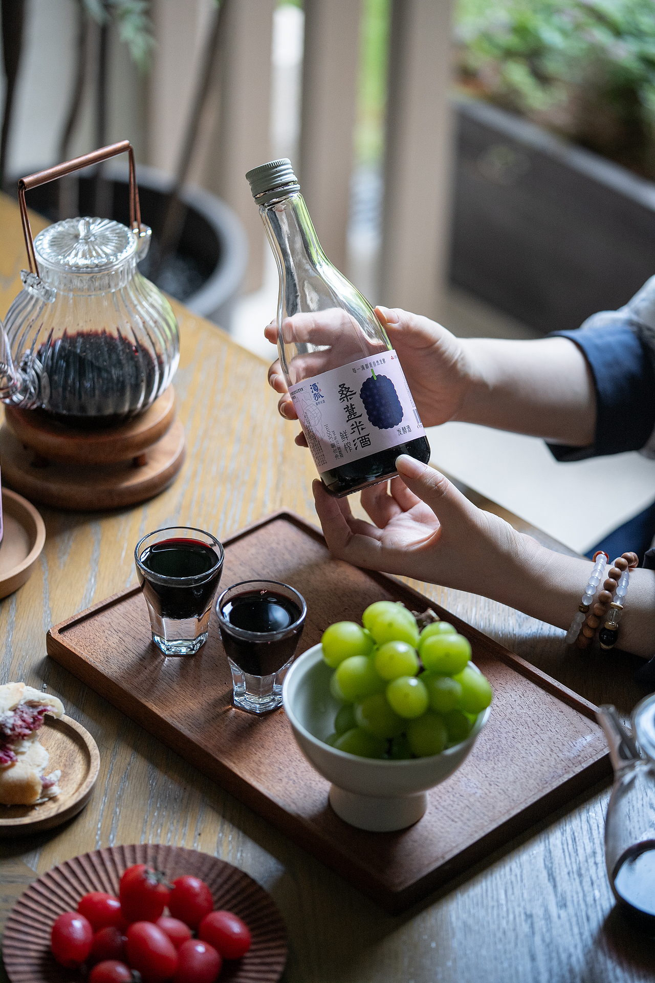 朋友欢聚微醺下午茶