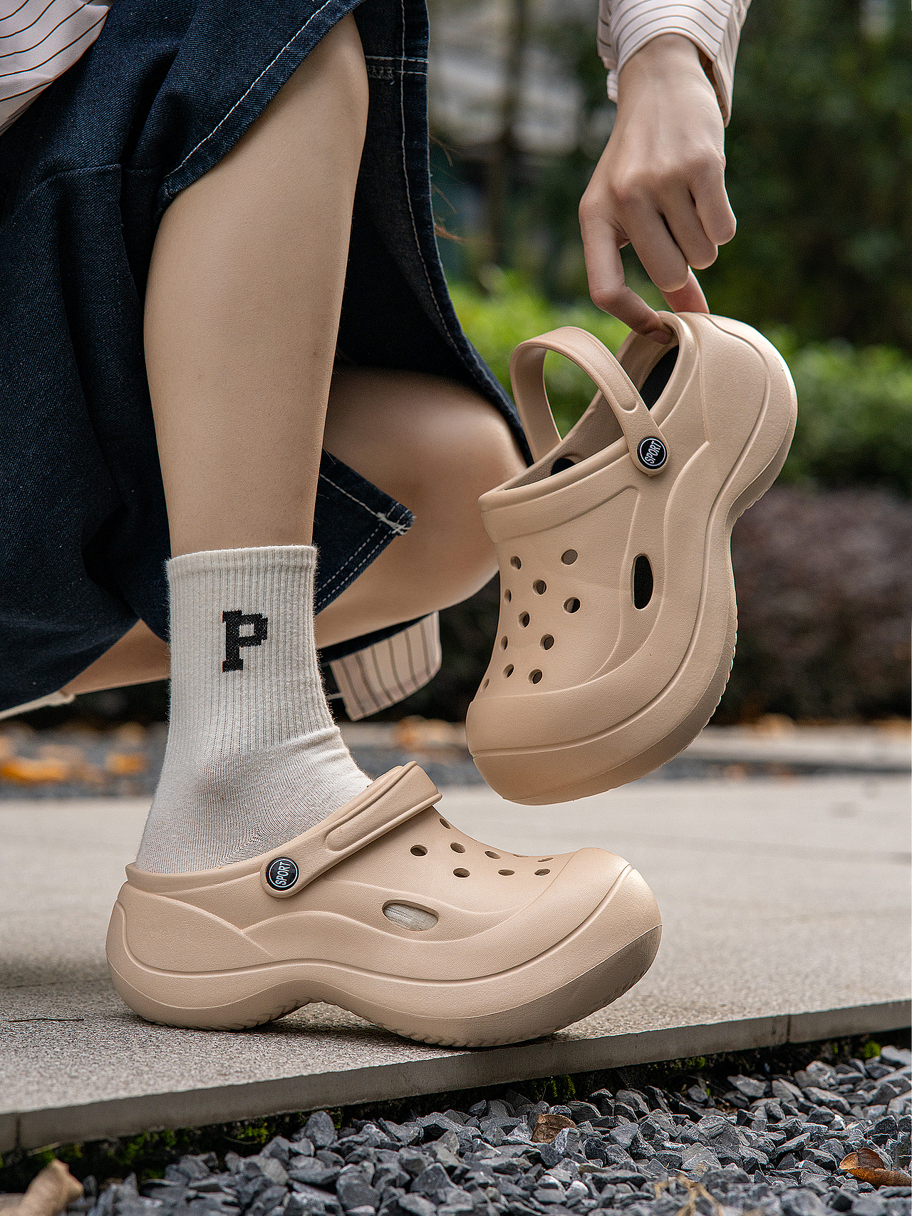 洞洞鞋户外街头风格拍摄照摄影（图ZMzgyNTE3ODUy） - 产品摄影 - 站酷设计师ZRVISION原创素材 - 站酷ZCOOL