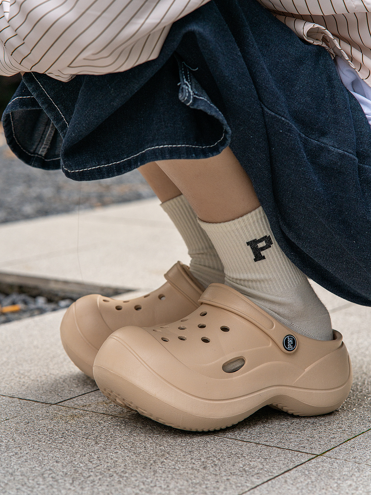 洞洞鞋户外街头风格拍摄照摄影（图ZMzgyNTE3ODYw） - 产品摄影 - 站酷设计师ZRVISION原创素材 - 站酷ZCOOL