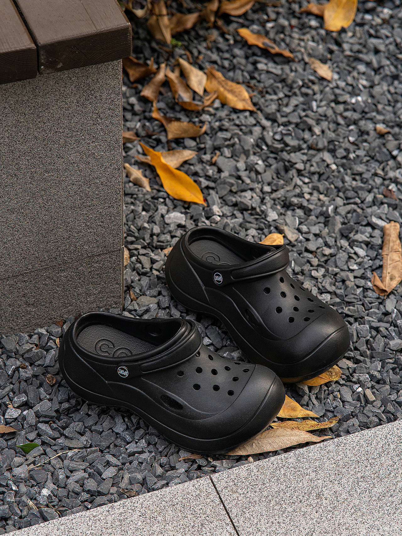 洞洞鞋户外街头风格拍摄照摄影