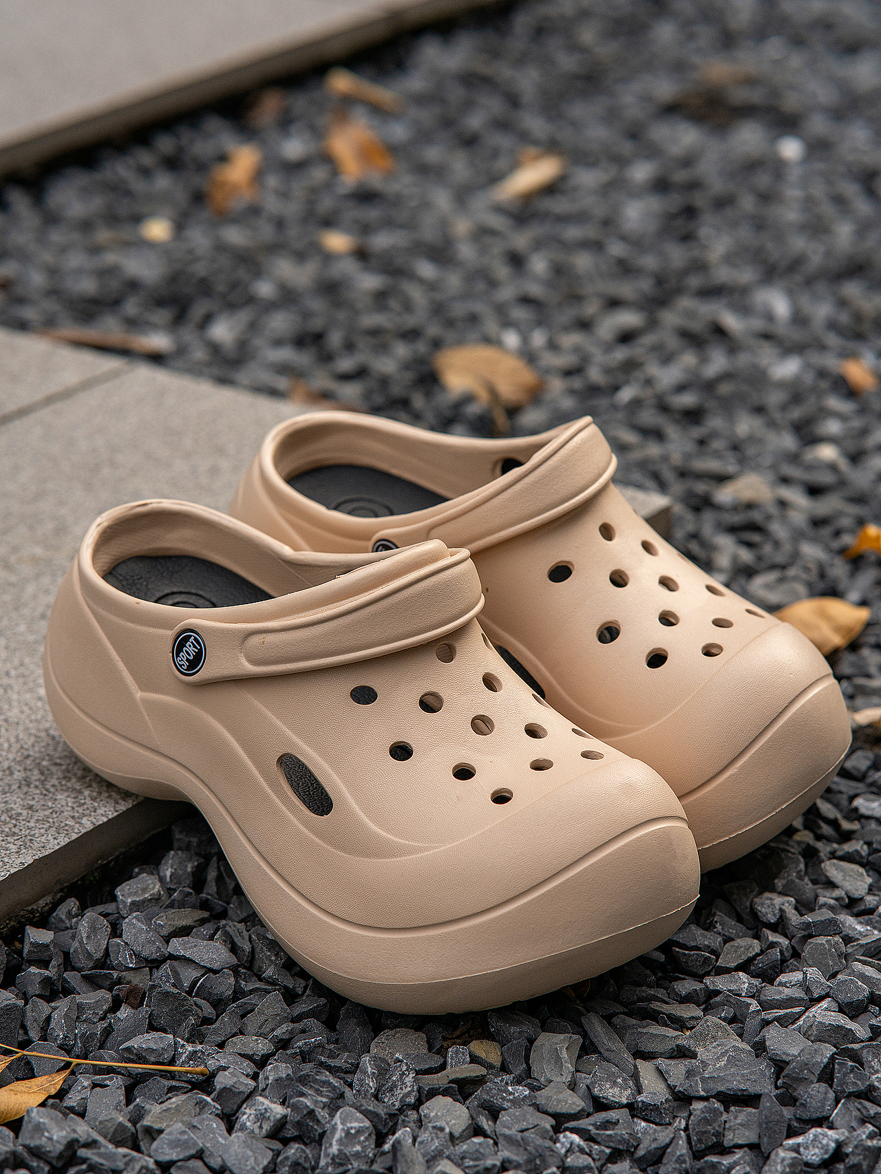 洞洞鞋户外街头风格拍摄照摄影