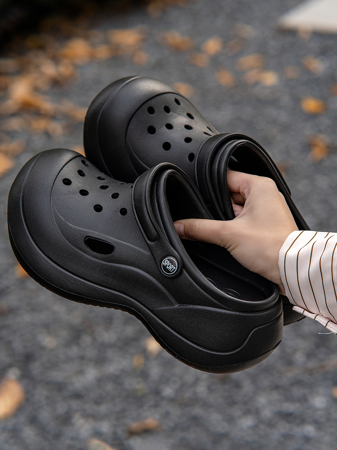 洞洞鞋户外街头风格拍摄照摄影（图ZMzgyNTE3ODk2） - 产品摄影 - 站酷设计师ZRVISION原创素材 - 站酷ZCOOL