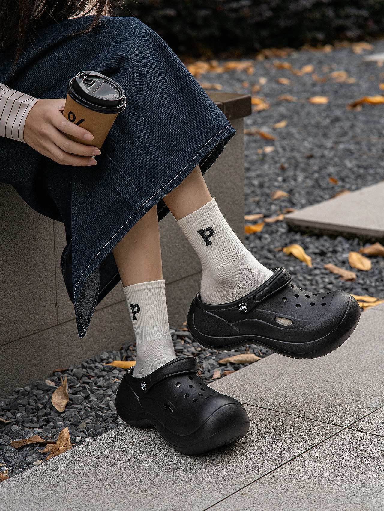 洞洞鞋户外街头风格拍摄照摄影（图ZMzgyNTE3ODcy） - 产品摄影 - 站酷设计师ZRVISION原创素材 - 站酷ZCOOL