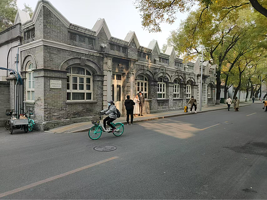 ✨ 城市街头的浪漫邂逅，定格永恒瞬间 ✨