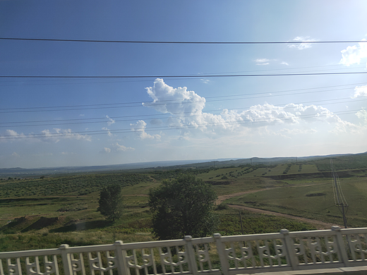 蓝天白云下的田野风光