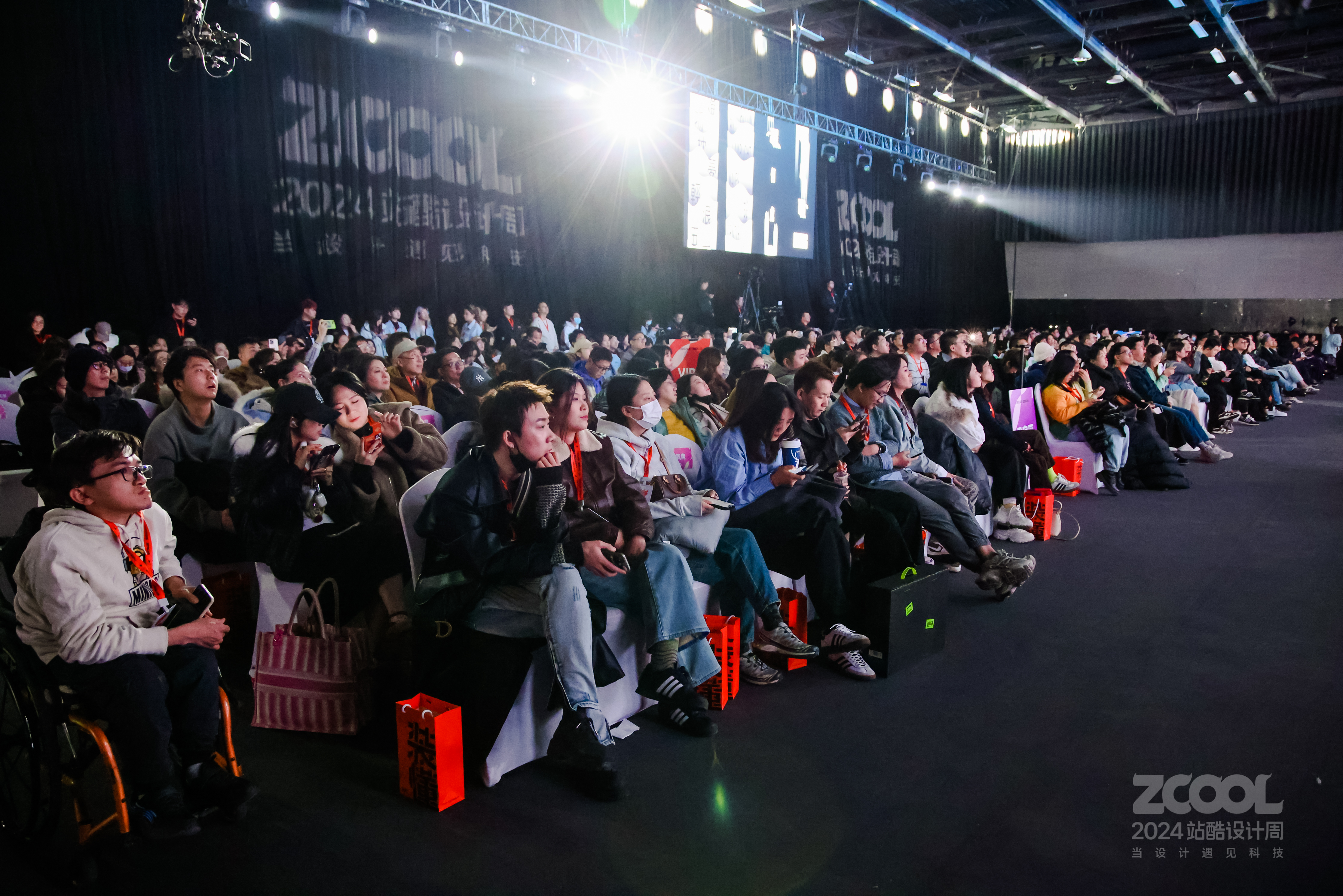 中国工业设计之父柳冠中犀利点评AI设计｜2024站酷设计周回顾