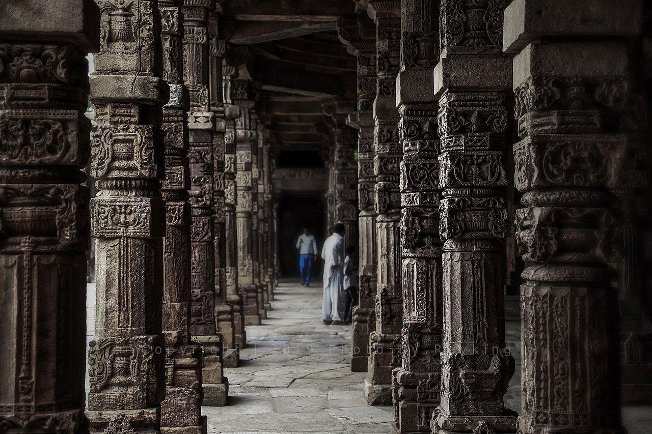 顾特卜塔下的古瓦特乌而清真寺，虽已是残垣断壁，但深邃的大殿和精美的柱子显示着曾经的辉煌
