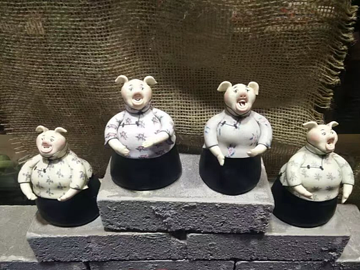 【萌翻啦！四只小猪的“表情包”大战👀💬】🐷