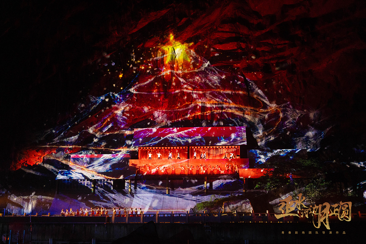 国内首个水上苗乡数字幻游《巫水河边月正圆》