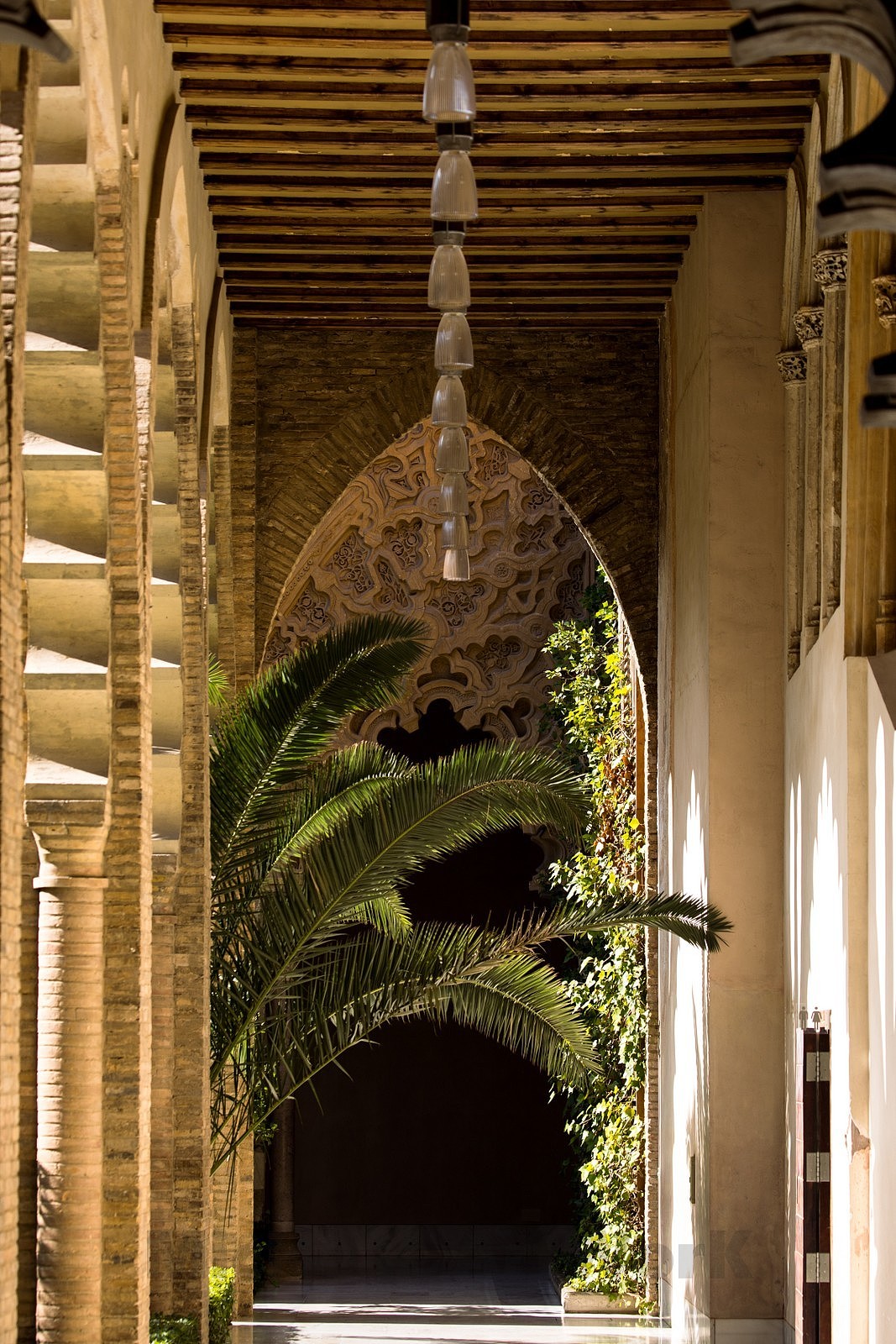 在萨拉戈萨的城西,距离现在的火车站很近的地方,伫立着阿尔哈菲利亚宫(Palacio de la Aljafería)说起来也是好玩,作为“欢乐宫”而建的它修筑于11世纪,而经历了非常长的荒废与破坏期,它当时的作用是“军事要塞&监狱”恩,确实很欢乐。整个建筑原本建于老城以外,算是皇家别院的感觉,如今已经在扩展的城市中淹没于现代社会中。它的重要性主要来源于这是泰法时代西班牙穆斯林艺术建筑唯一保存至今的实体。虽然有很多修缮与复原的部分,但也因此早早拿下了世界遗产的头衔。讲故事前要感恩一位建筑师:弗朗西斯科-伊尼戈斯-阿尔梅赫(Francisco Iniguez Almech)这位靠一己之力从1947年开始几乎独自承担起了整座宫殿的修复任务,直至其1982年去世为止。建筑师的使命感真的令人敬佩……!