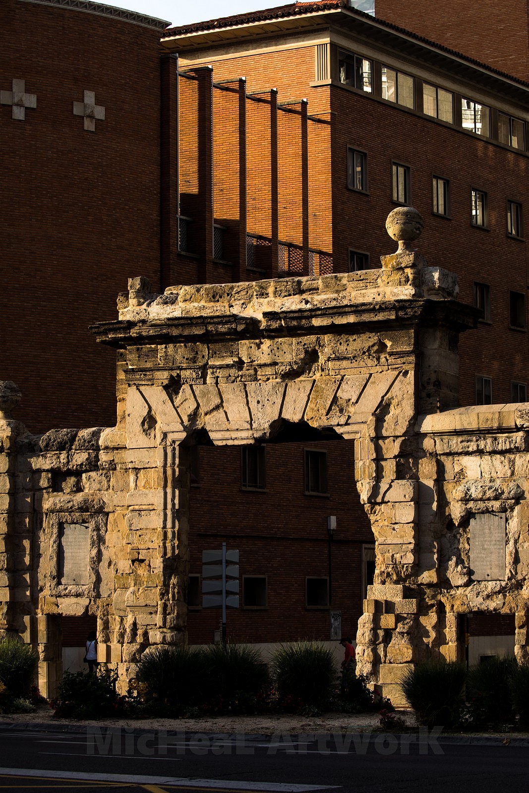 沿着这条主街再往南走,就能路过卡门城门。它是萨格拉萨早期放与城墙中12个城门里唯一剩下的一座,建筑师奥古斯汀-桑斯(Agustin Sanz)在1789年设计建造了这座门,虽然取材于凯旋门,但是整体尺寸小了不少,也并没有太多装饰,或许功能性为主吧。在内战时期被当作是堡垒的一部分,如今依旧保存着的弹道正是当年留下的痕迹。在扩展城市修筑道路的1927年,这里关联的房屋都被拆掉了,它被列为纪念碑保留了下来,如今在路口颇为显眼,也算是给过去留下一点回忆吧~