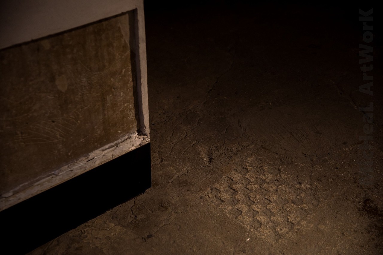 经过我粗略的倾听,在宫殿三层&阁楼的部分,保存着较为古早的一些建筑部件,有些是在粉刷或填补后保存下来在后期修复时发现的,比如地板上的这个棋盘格,就是建筑中较为早期的一部分,而左侧的墙壁上则可以看到涂鸦浮雕小鸟,这部分有可能是这里作为监狱时期犯人的杰作。嘛,在经历了众多变迁的这座建筑中,可能藏着太多不为人知的秘密,经历千年的建筑如同故事绘本,唯有建筑的基石还得以保存,而故事却无法完整的流传下来。靠着一些细节去拼凑一些猜测,也可能算是一种从历史中寻觅过往的乐趣吧。