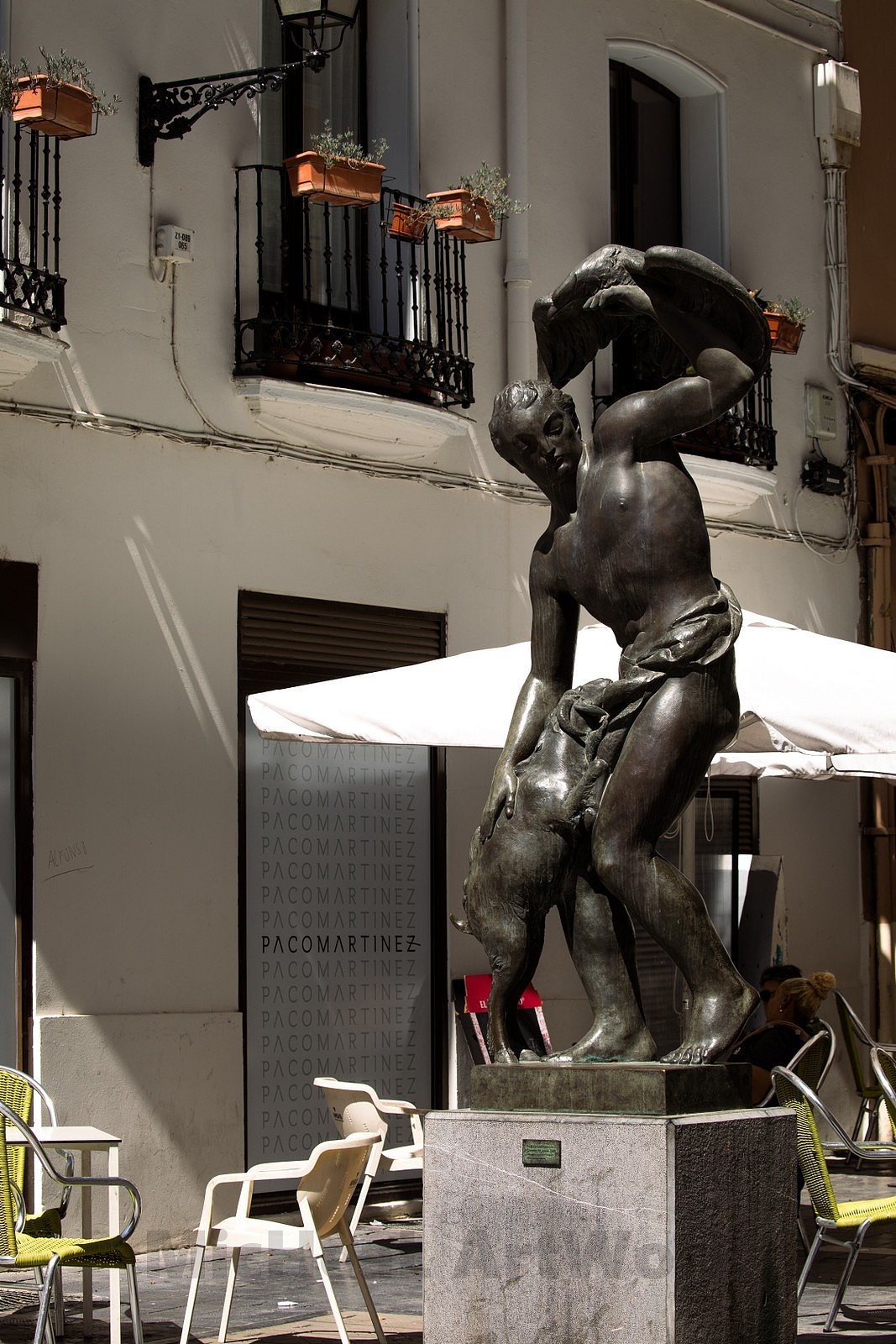 由正对着主教堂的阿方索一世大道漫游,除了琳琅满目的商品外,能在一个路口看到这尊颇为独特的雕塑,它的作者巴勃罗-埃米利奥-加加洛-加特兰(Pablo Emilio Gargallo Gatalan,1881.01.05-1934.12.28)是萨格拉萨本地人,也是19世纪最重要最具有创新性的雕塑家之一,他将古典主义与实验艺术相互结合,形成了独特的立体主义风格,前卫且富有内涵,是我个人颇为偏爱的一位雕塑大师。这座雕塑的身后小巷中,往里走,便是以他命名的个人博物馆的所在地,走过路过不要错过,精彩绝伦,来都来了,进去看看呗!