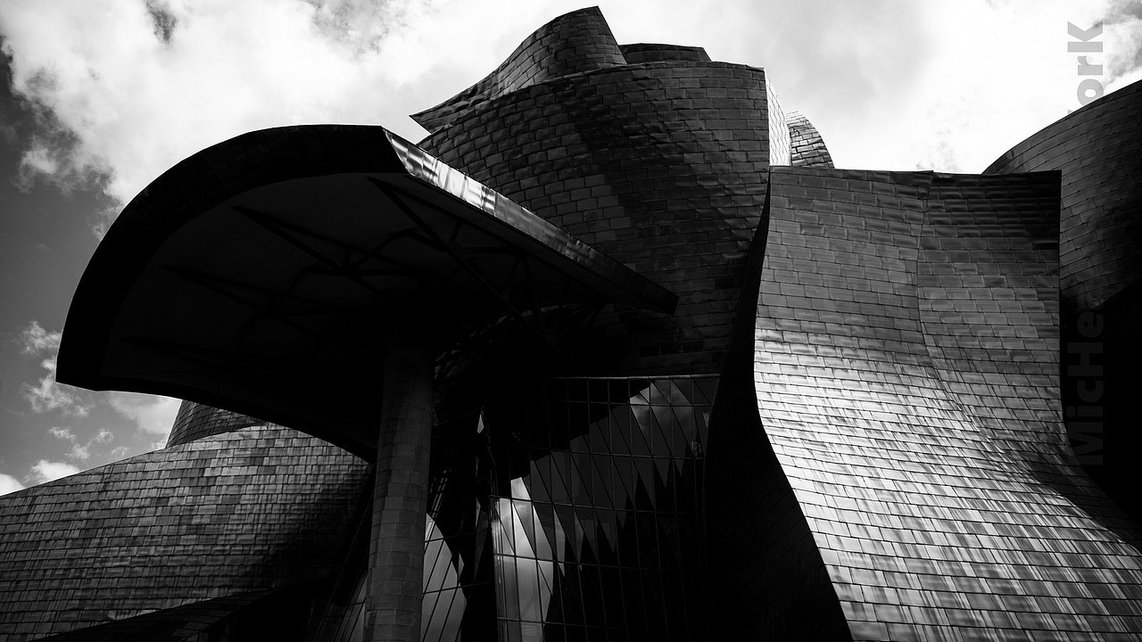 我,往返于这座建筑数次,决不是吹的hhh~它太过优雅了,这流线弧度我真的是能反复看好久……而这次我运气就稍微好一些了,明暗有了更为鲜明的刻画,多亏了光线的雕琢!