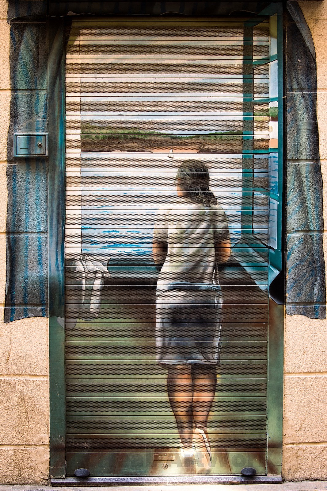 过了资料浓度颇高的前部分,自己在老城市中溜达时,也能看到像这样用卷帘门画出达利作品的有趣涂鸦,实在是令人舒适的感觉。这种随处可寻的艺术感真实的让我觉得城市魅力不经意间增强中。