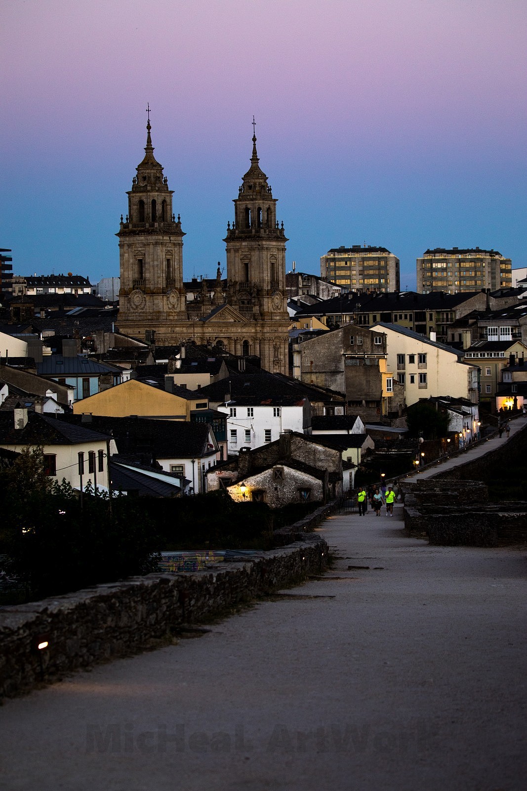 就像开始说的,卢戈的旅游资源并不是很丰富,倘若不去认真逛走马观花,大概绕老城墙一周也就差不多了,2km左右,15-20min?但是历史总给予了老城许多难以言说的魅力,某些转角惊喜的老建筑,某些年久失修却很有看头的设施,已经经典的图中这个视角的卢卡大教堂视野。搭配着许多周边的房屋,这个视野着实吸引了我很久,对,前一天抵达火速出门已是落日十分,给了我一些时间让我安静的在这里坐了许久。真好~