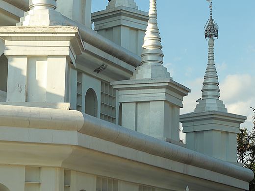 芒市大金塔大银塔