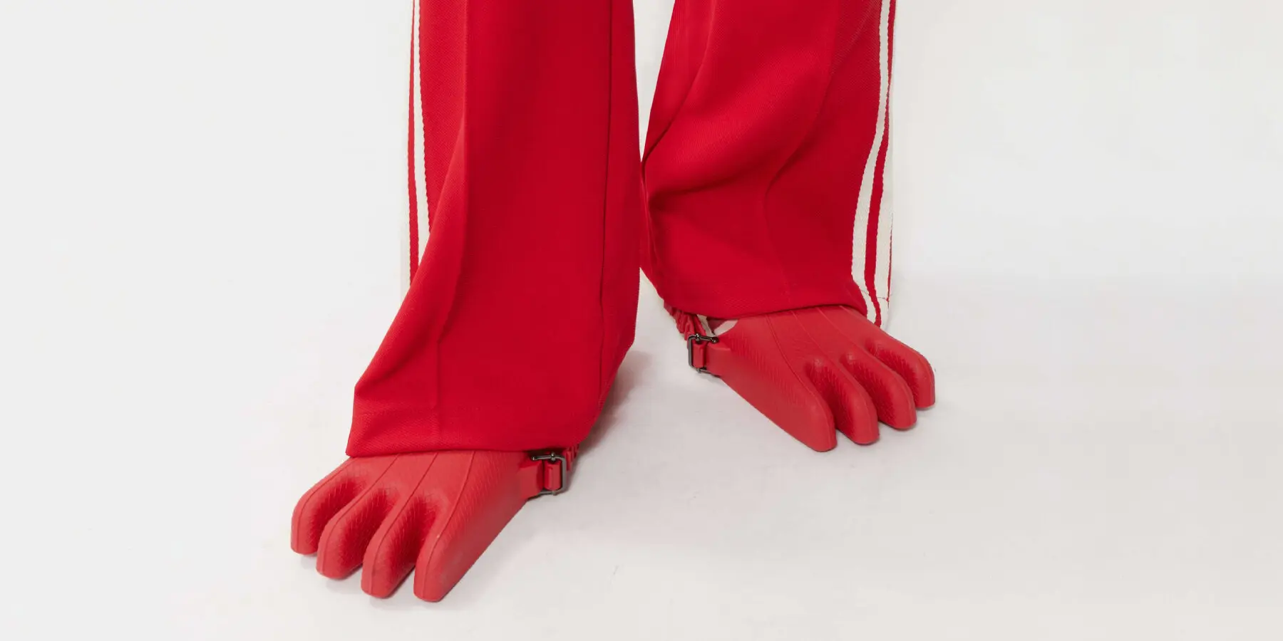 Adidas推出可拆卸运动鞋/被蔚来汽车“萤火虫”丑哭了/隈研吾推出两款木制圣诞树雕塑