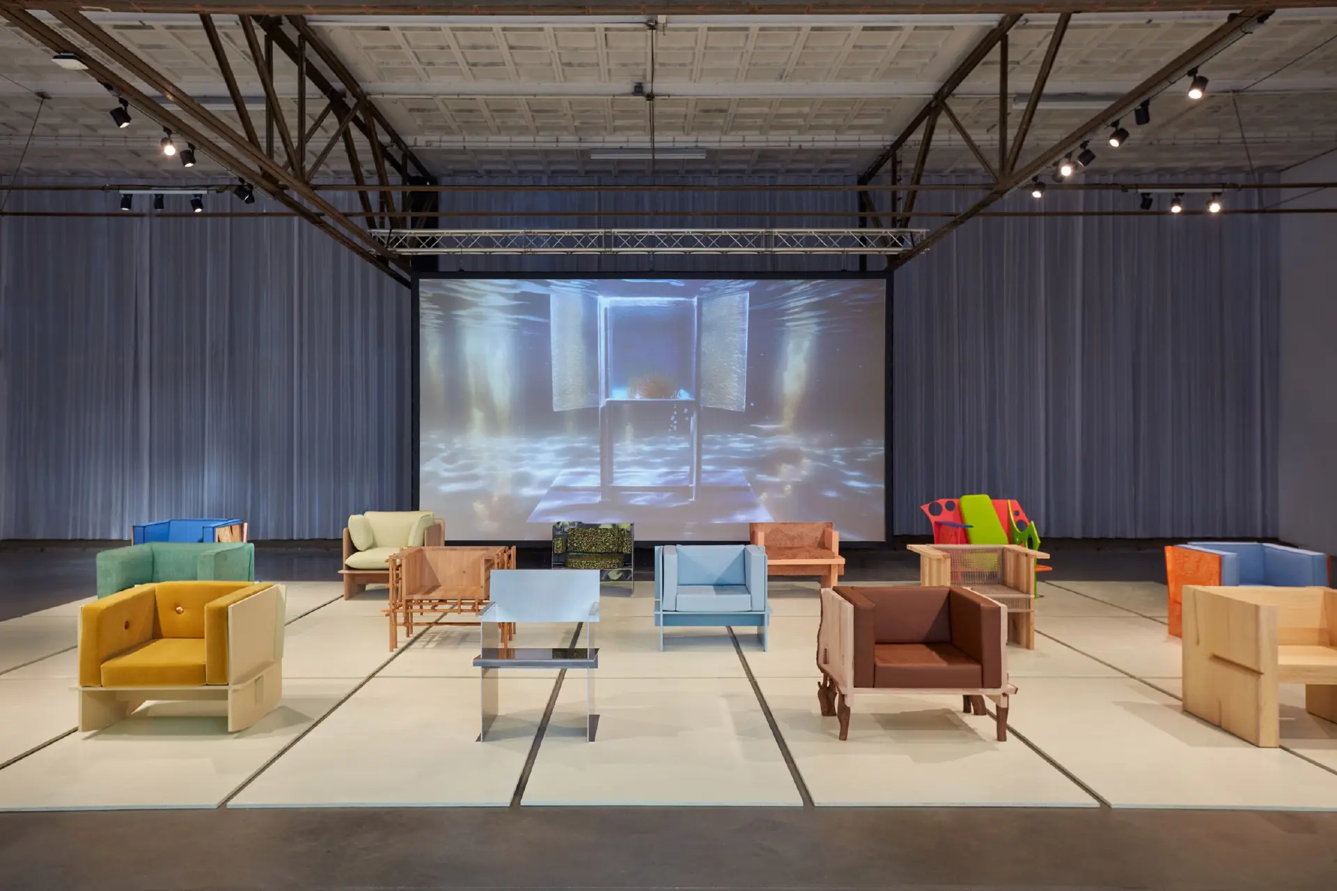 Adidas推出可拆卸运动鞋/被蔚来汽车“萤火虫”丑哭了/隈研吾推出两款木制圣诞树雕塑