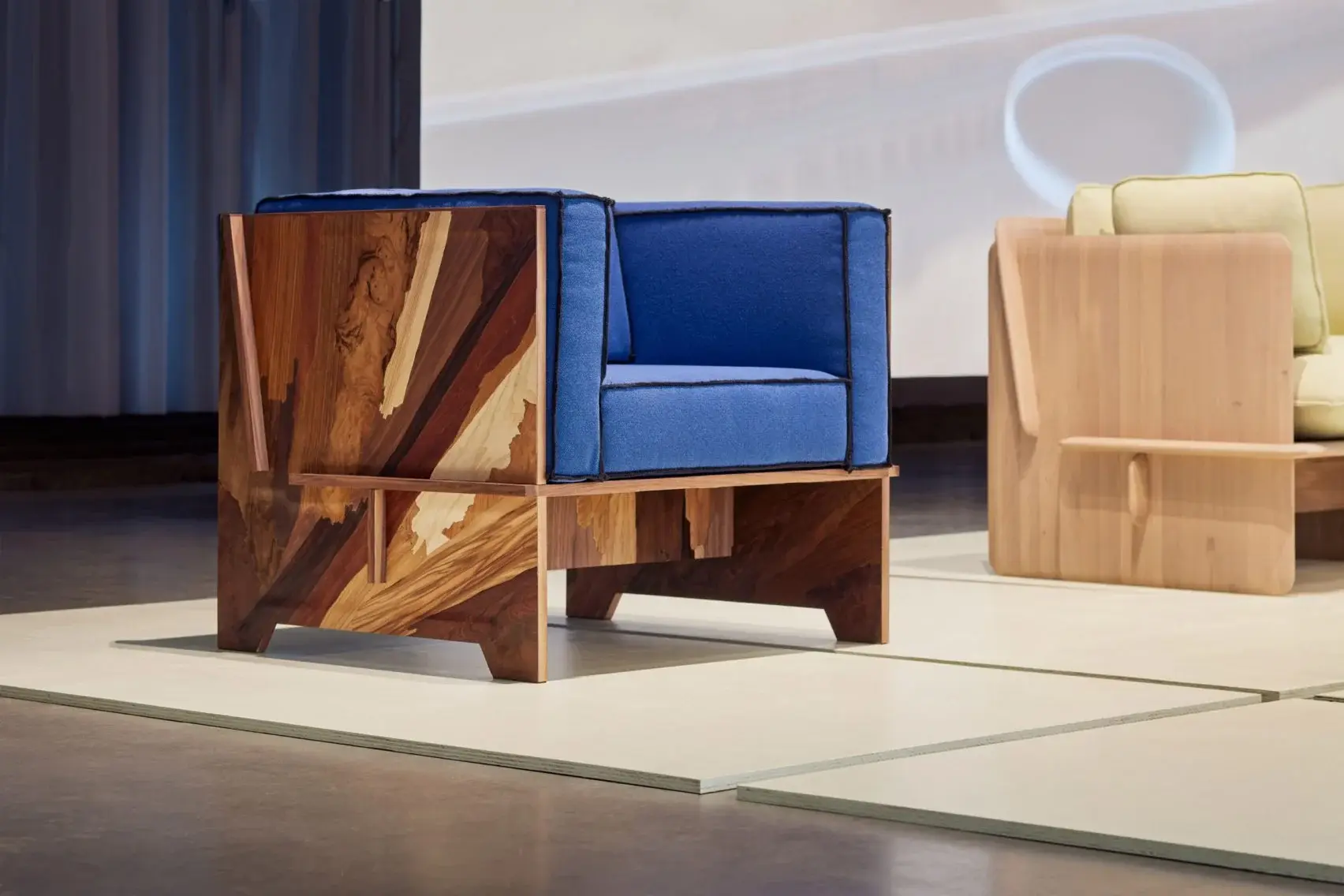 Jeroen Wand 的椅子采用木质饰面碎片制成的表面覆盖物