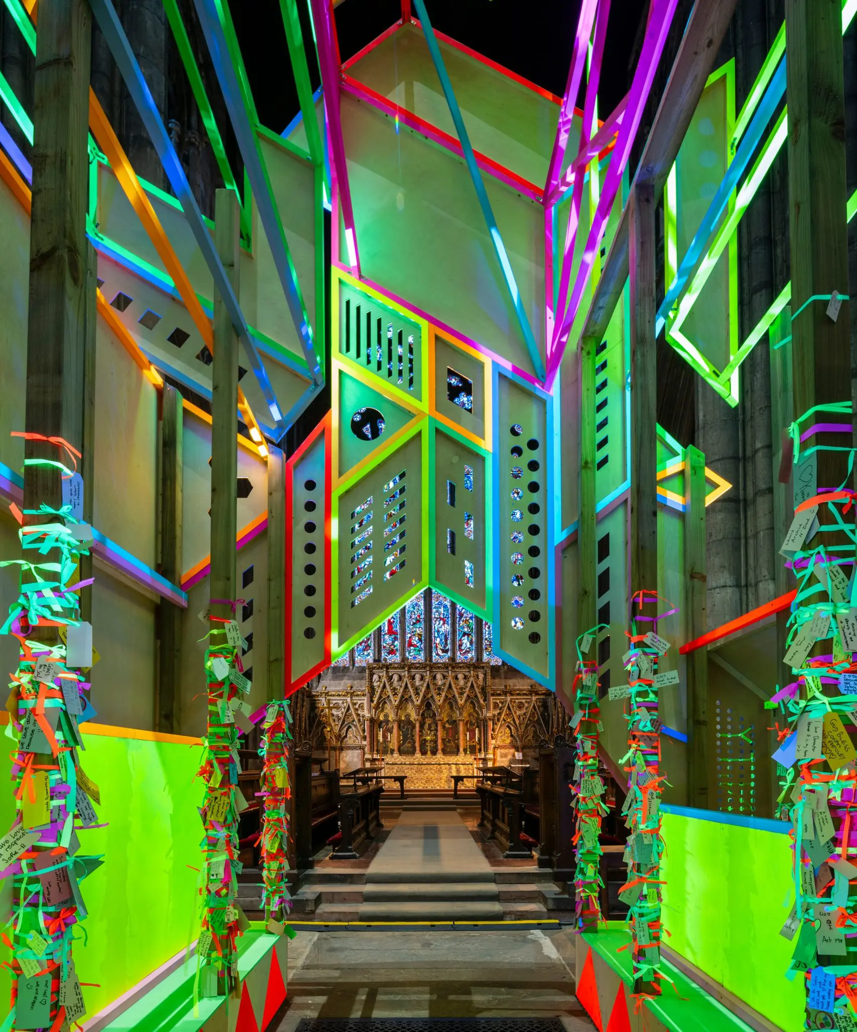 Adidas推出可拆卸运动鞋/被蔚来汽车“萤火虫”丑哭了/隈研吾推出两款木制圣诞树雕塑