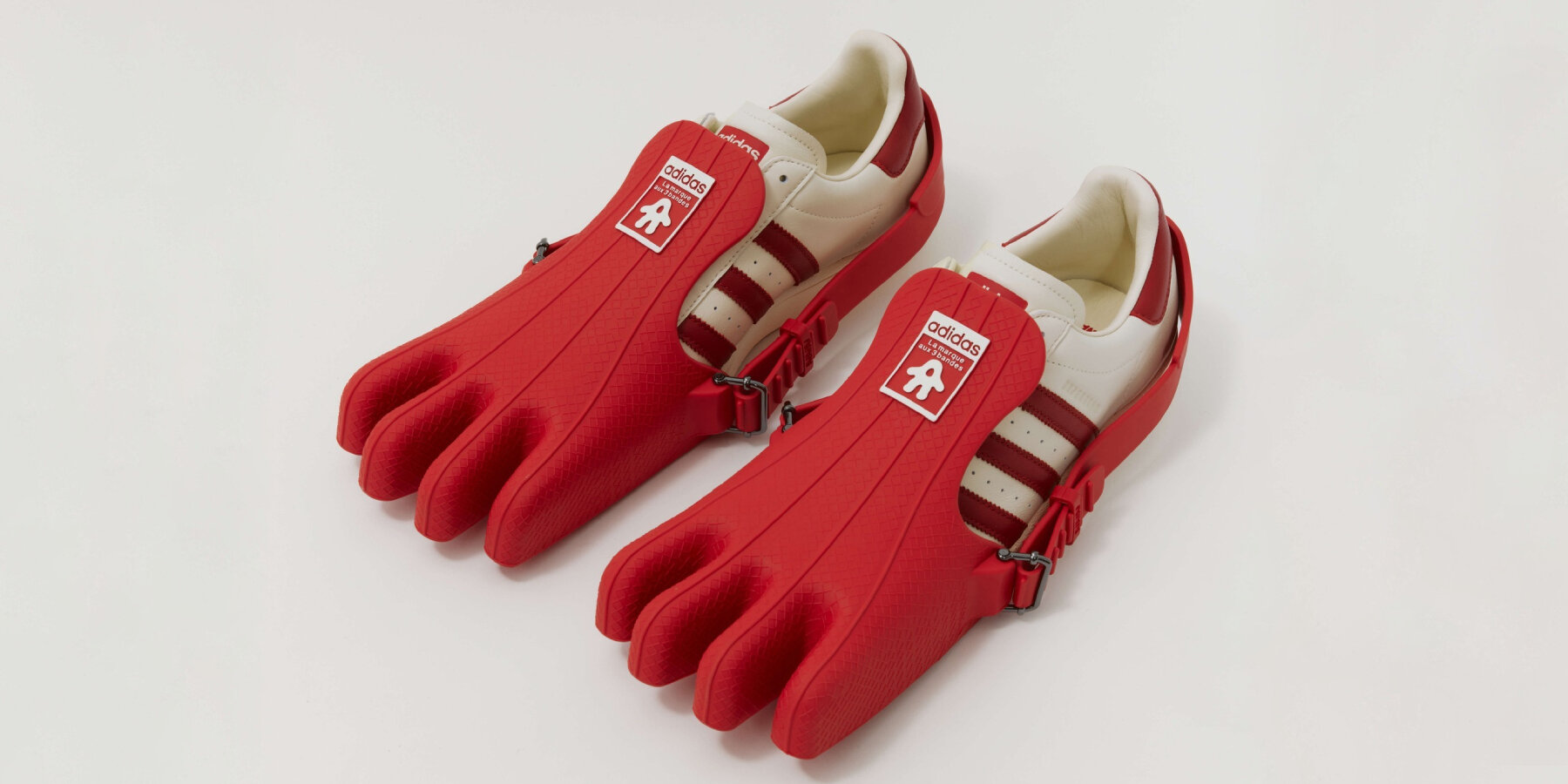 Adidas推出可拆卸运动鞋/被蔚来汽车“萤火虫”丑哭了/隈研吾推出两款木制圣诞树雕塑