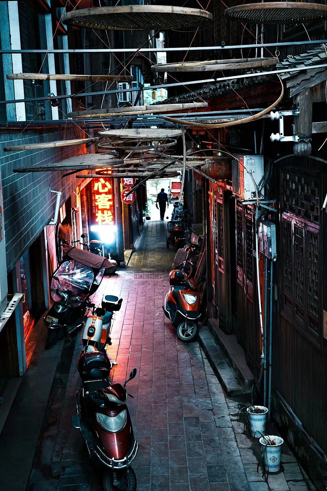 我的2024年街拍集（图ZMzgzMTI4MDg0） - 人文/纪实摄影 - 站酷设计师香蕉皮109原创素材 - 站酷ZCOOL