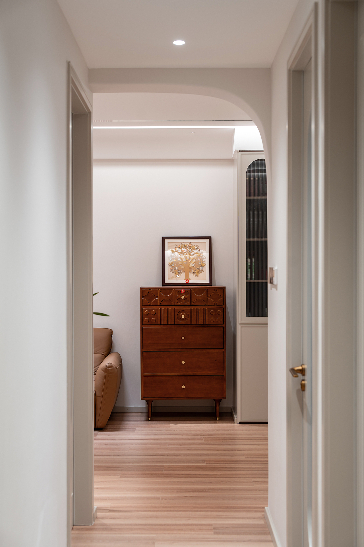 “走廊设计干净利落,墙面与木质地板的搭配简洁舒适,拉伸视觉深度,营造延展感。”