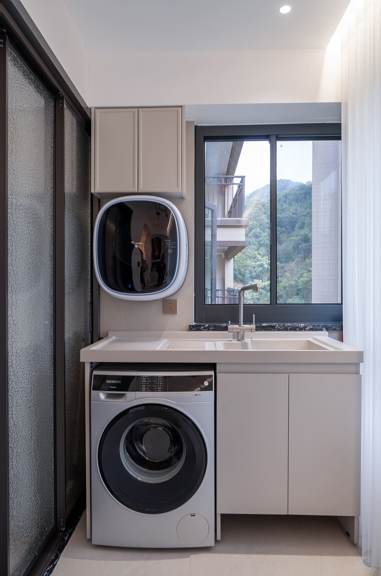 "独立洗衣区域,搭配隐藏式收纳设计,功能分区细致化,是现代家居设计的人性化体现。“