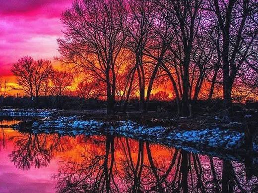 在这幅夕阳映照下的湖景图中，我们可以感受到大自然的