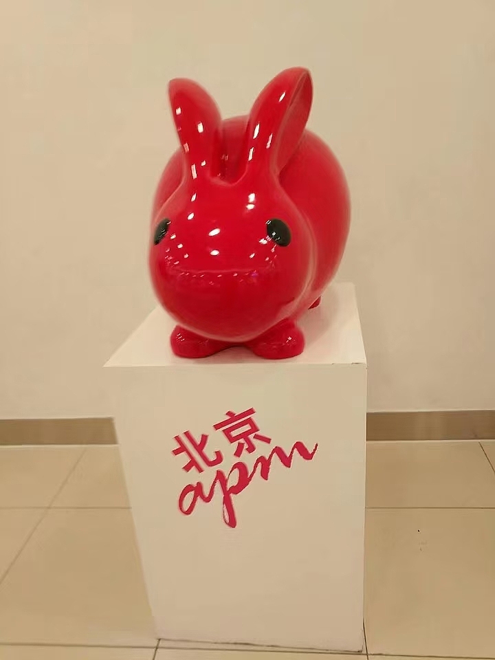 北京 APM 的可爱红兔子雕塑，打卡好去处🐰（图ZMzgzMzI1MTY4） - 其他摄影 - 站酷设计师ZhMao原创素材 - 站酷ZCOOL