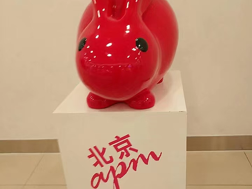 北京 APM 的可爱红兔子雕塑，打卡好去处🐰