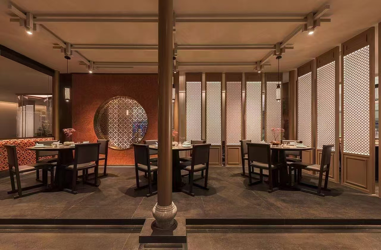 将传统闽南建筑风格元素如红砖等融入现代空间设计