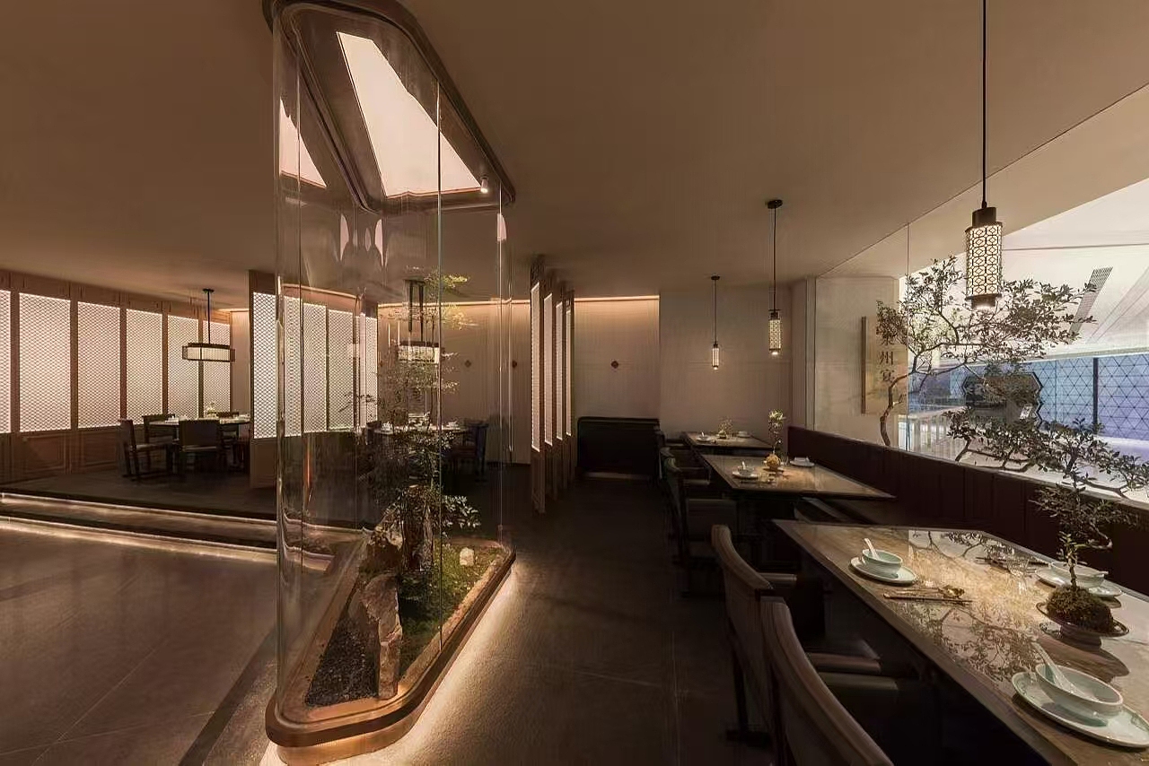 将传统闽南建筑风格元素如红砖等融入现代空间设计