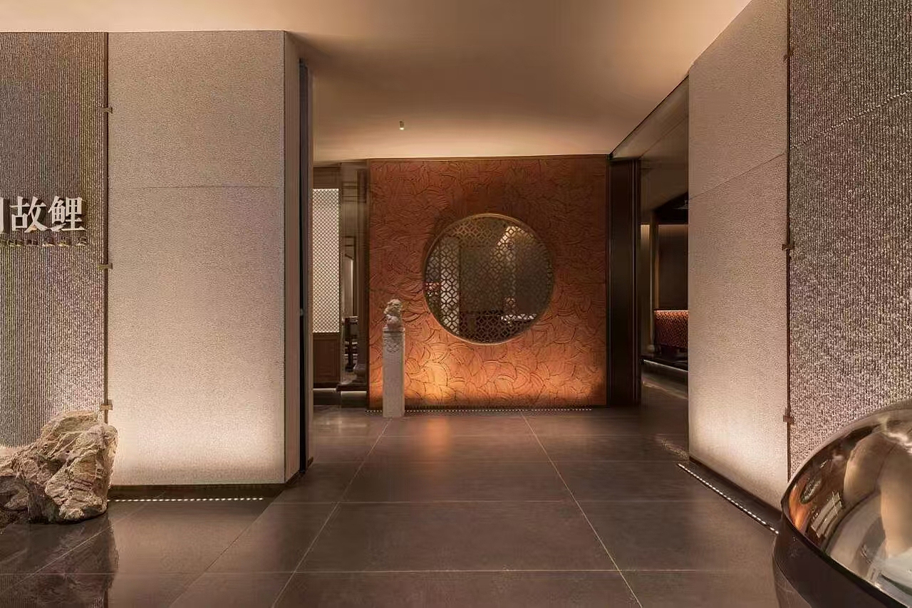 将传统闽南建筑风格元素如红砖等融入现代空间设计