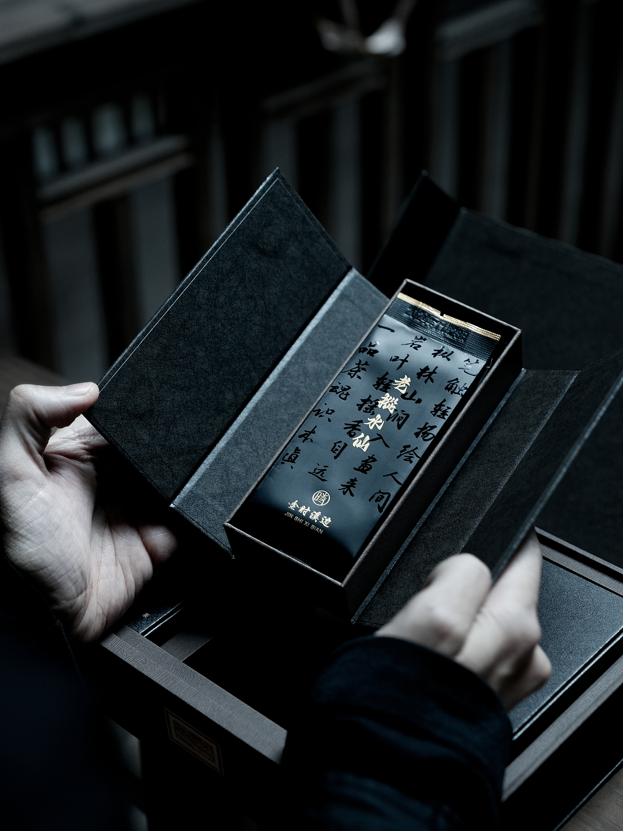 金时溪边-茶叶礼盒摄影-暗调