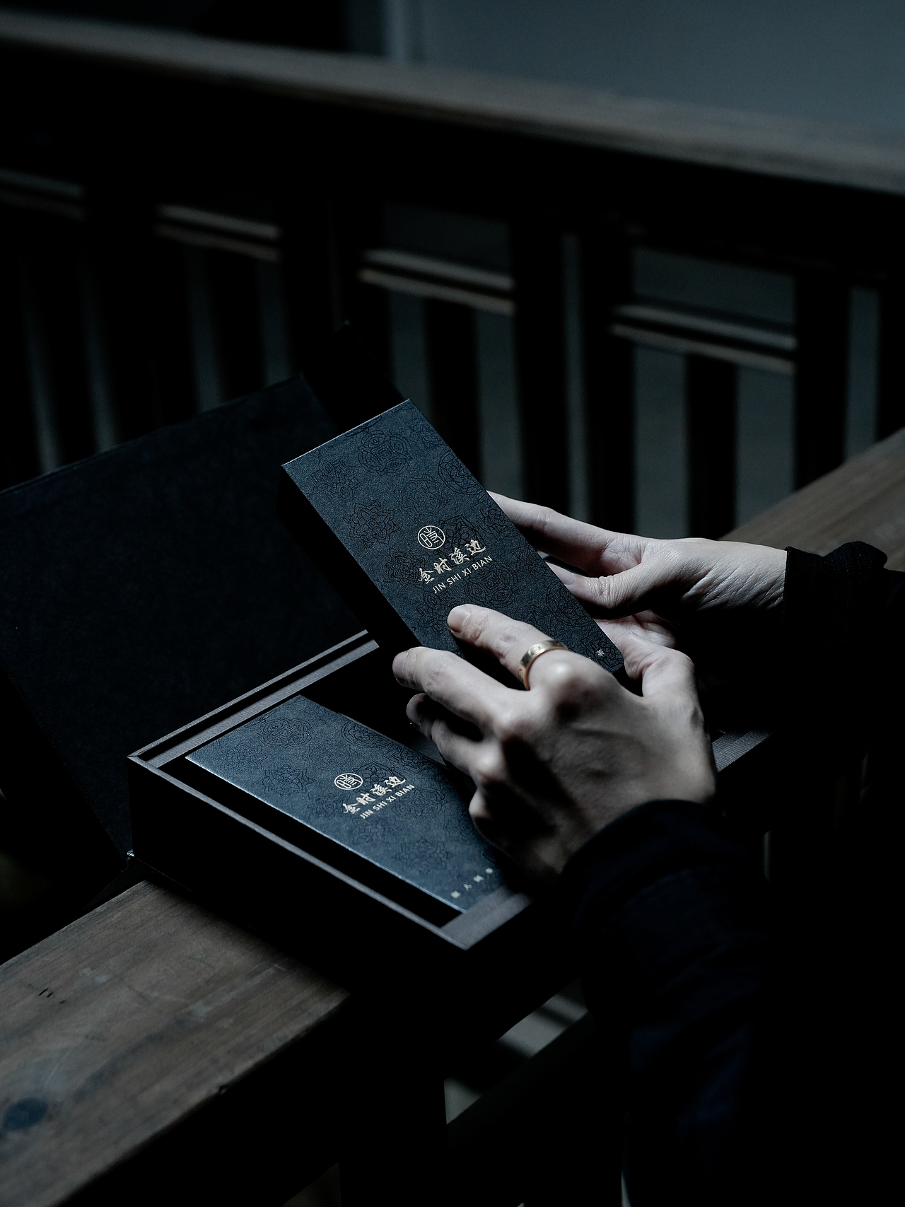 金时溪边-茶叶礼盒摄影-暗调