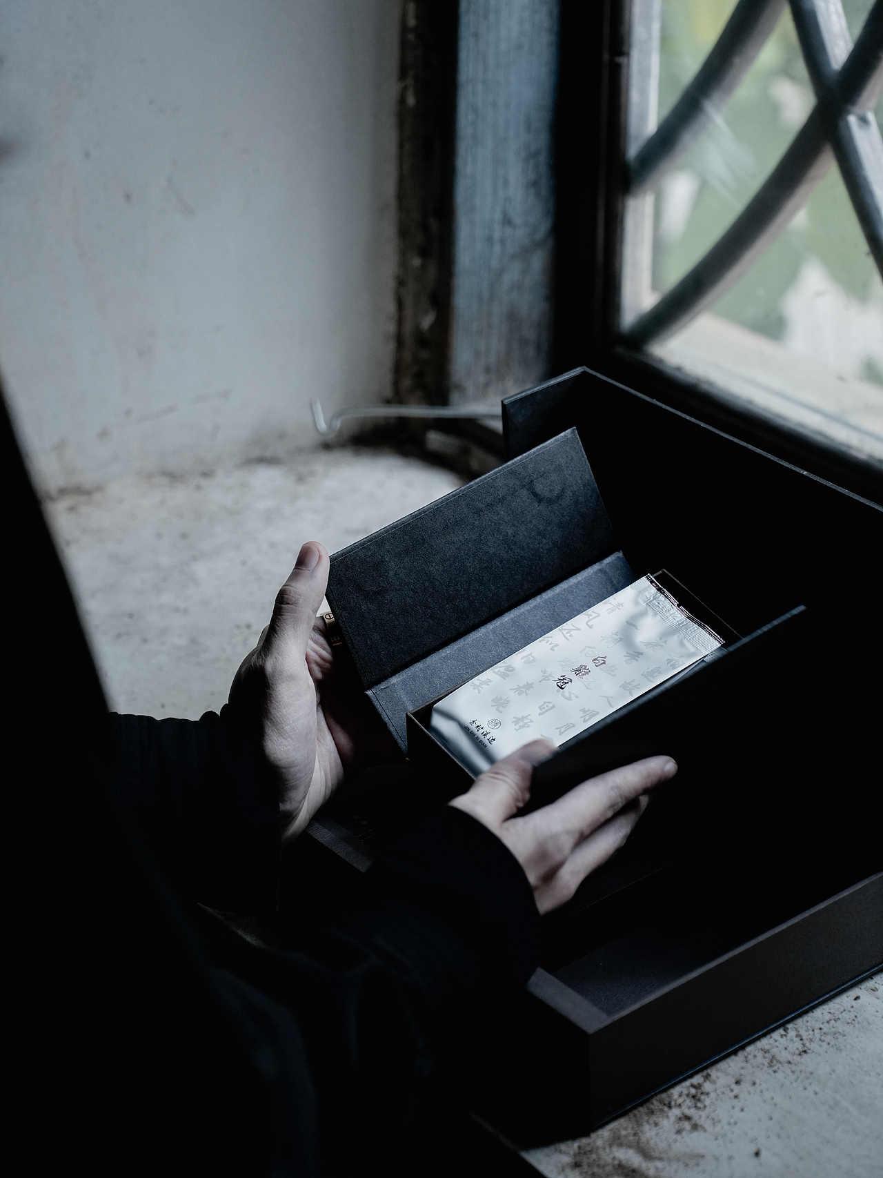 金时溪边-茶叶礼盒摄影-暗调